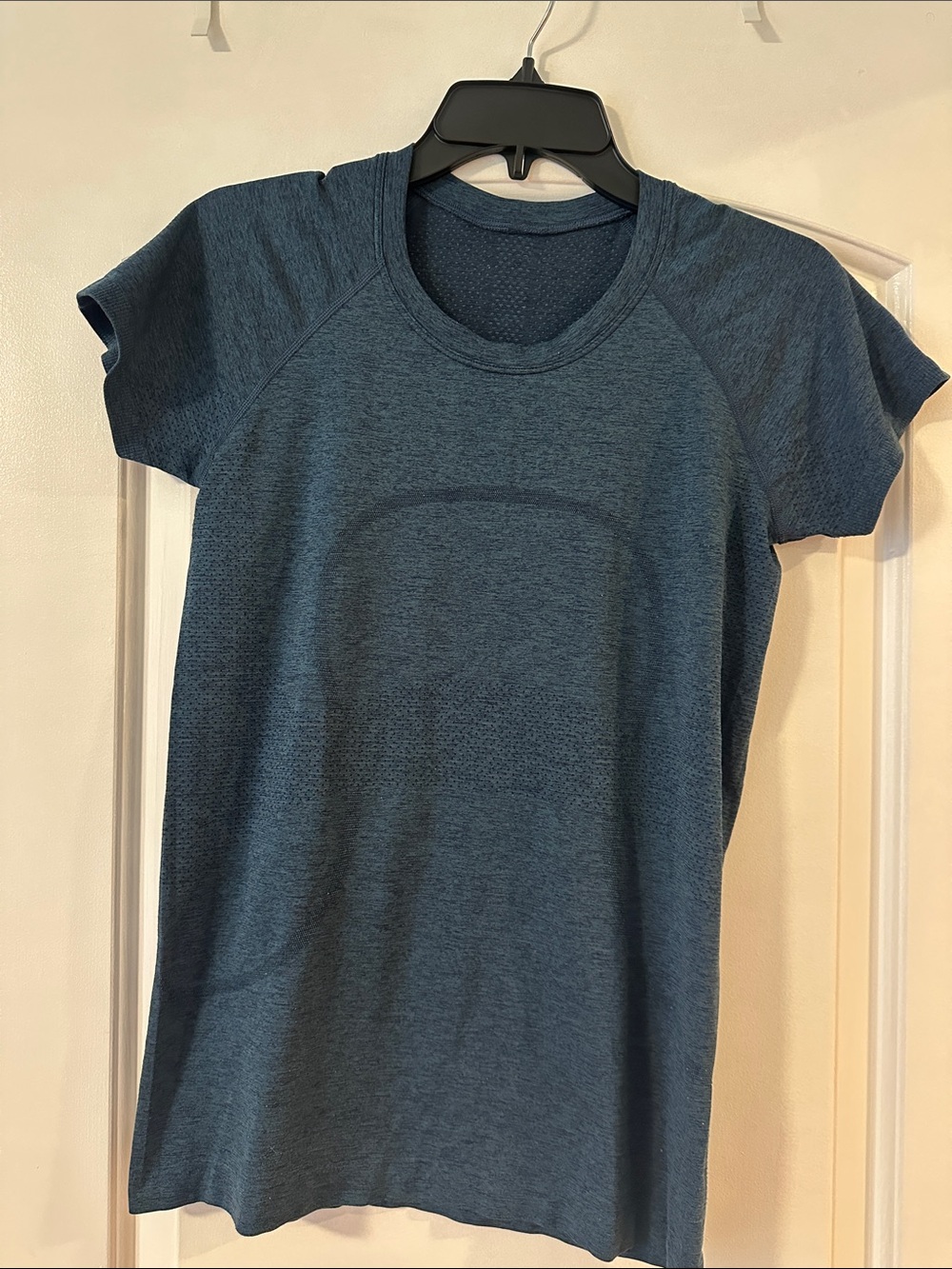 Women’s Lululemon Crew Neck Performance T-Shirt - Navy size 6